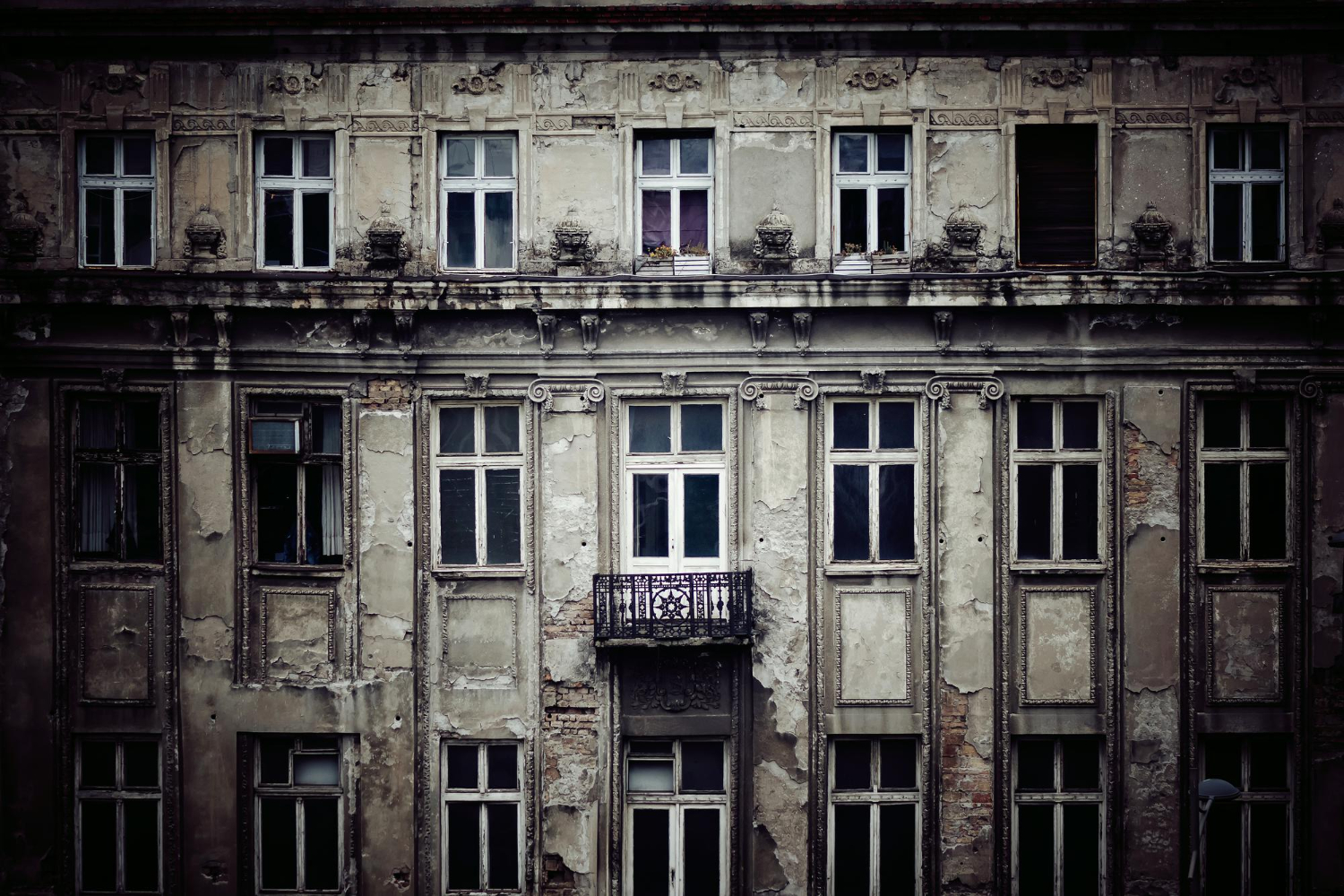 Trwa rozbiórka starego budynku na terenie Parku Śląskiego – stał pusty od dekady