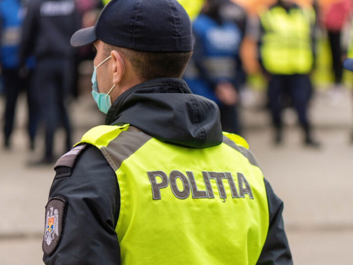 Policja ścigała czerwonego Fiata Pandę. Uciekający kierowca niemal potrącił policjanta na służbie!