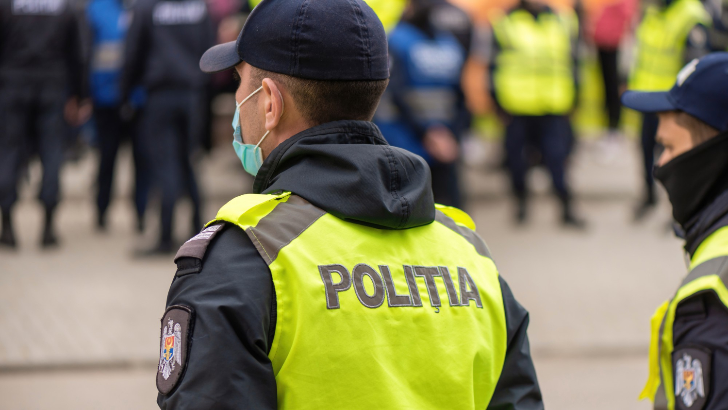 Policja ścigała czerwonego Fiata Pandę. Uciekający kierowca niemal potrącił policjanta na służbie!