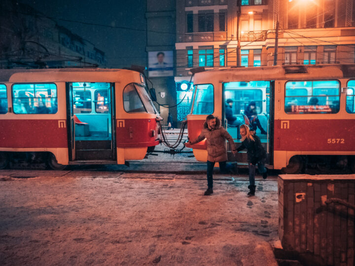 Kobieta niemal została potrącona przez tramwaj