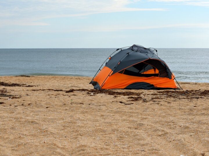 Nocleg na plaży – urokliwa przygoda, czy drogie ryzyko?