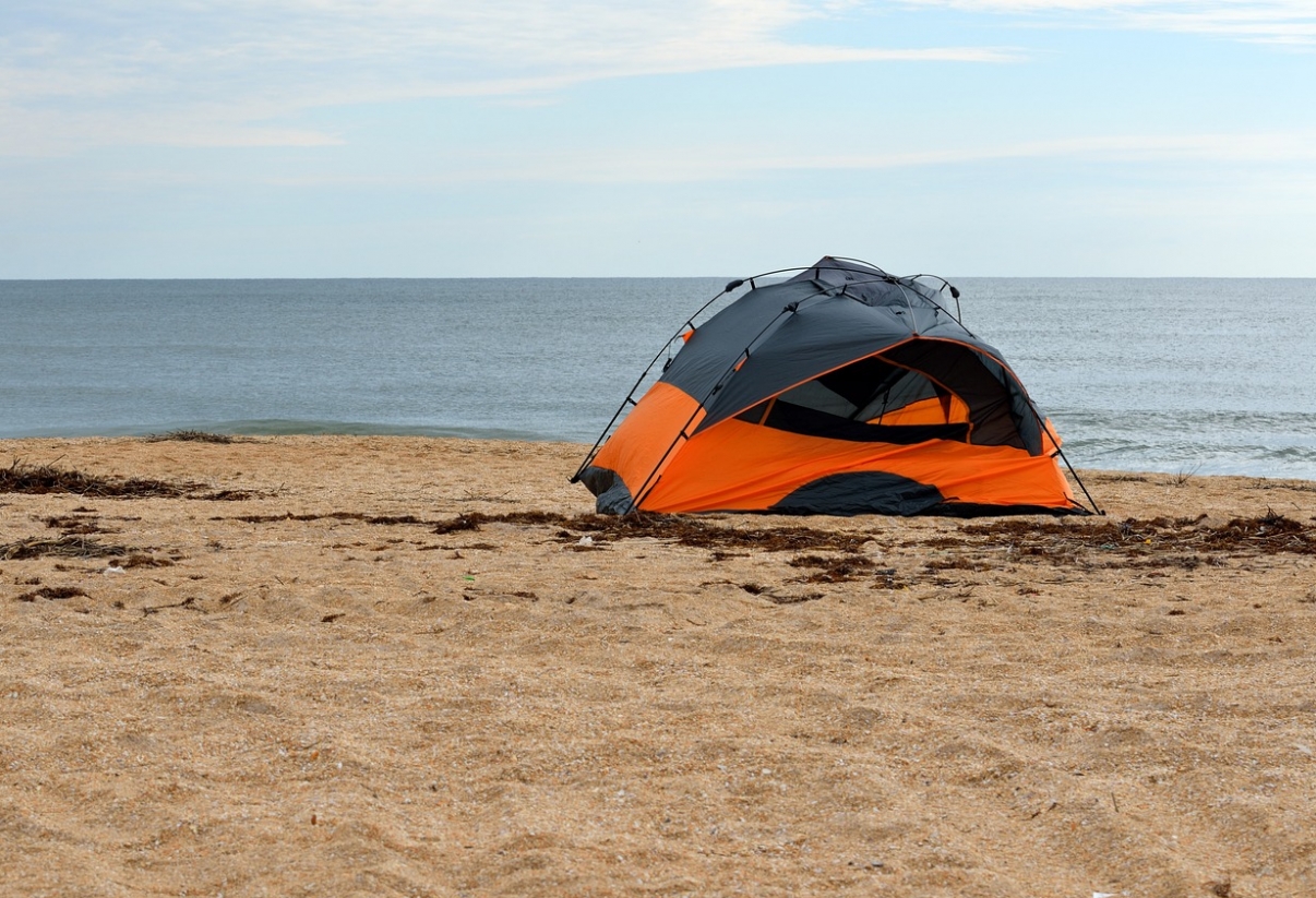 Nocleg na plaży – urokliwa przygoda, czy drogie ryzyko?