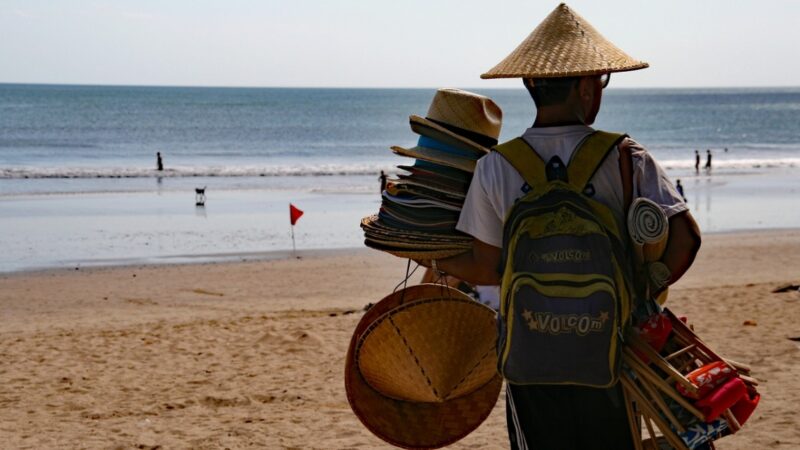 Turyści wracający z zagranicznych podróży mogą narazić się na kary prawne za nielegalne "pamiątki"