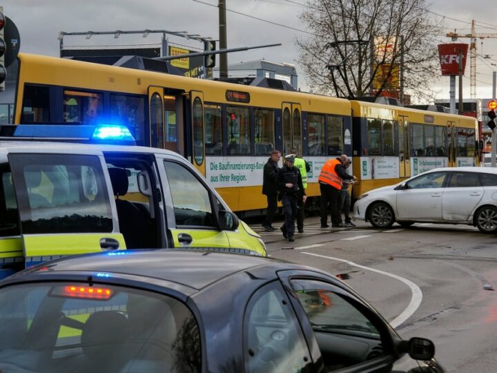 Ciężki wypadek drogowy w Chorzowie: samochód zderzył się z tramwajem