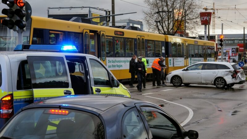 Ciężki wypadek drogowy w Chorzowie: samochód zderzył się z tramwajem