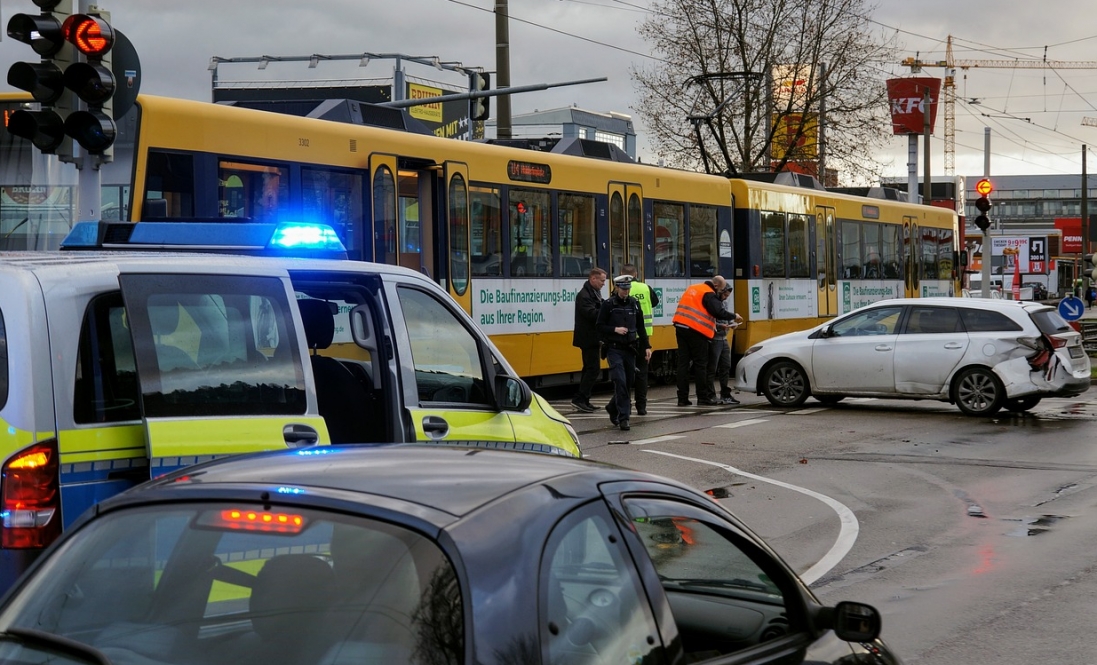 Ciężki wypadek drogowy w Chorzowie: samochód zderzył się z tramwajem