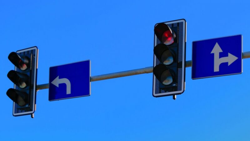 Manewry z ręcznym sterowaniem ruchem drogowym na skrzyżowaniu w Chorzowie realizowane przez słuchaczy Szkoły Policji w Katowicach