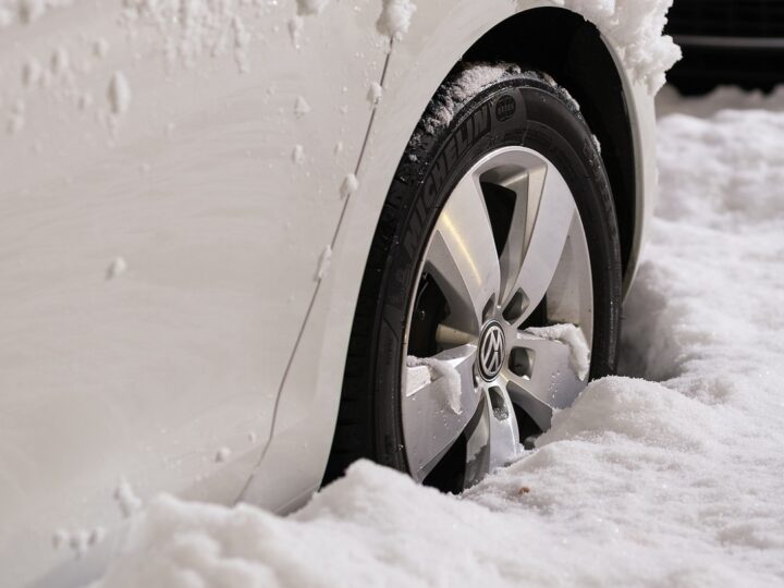 Apel o odpowiednie przygotowanie pojazdu do jazdy w warunkach zimowych: przypadek 32-letniego kierowcy