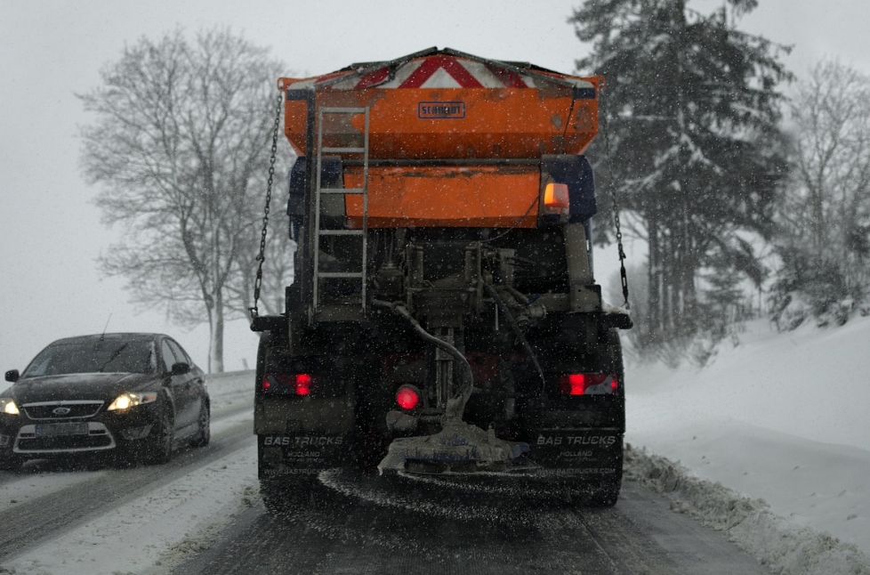 Zimowe ferie 2024: Policja apeluje do kierowców o ostrożność i odpowiedzialność na drogach