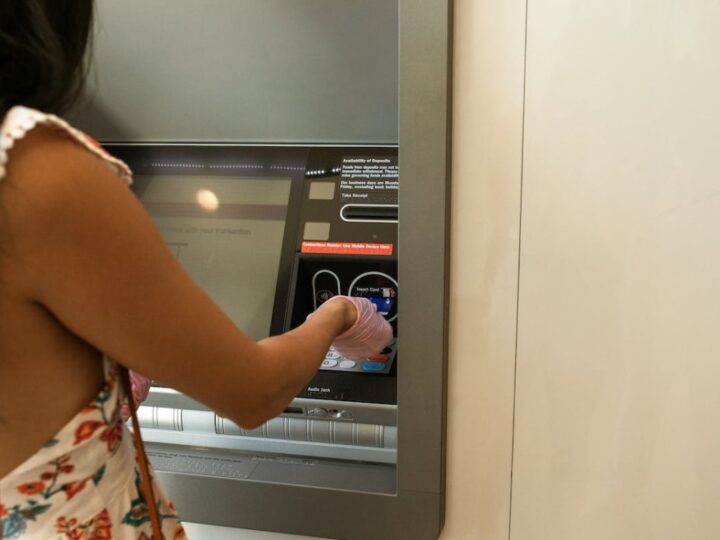 Poszukiwani za przywłaszczenie pieniędzy z bankomatu w Chorzowie