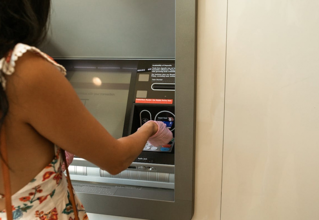 Poszukiwani za przywłaszczenie pieniędzy z bankomatu w Chorzowie