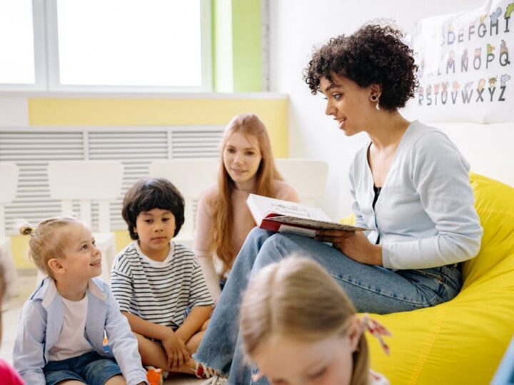 Edukacyjne spotkania z maskotką śląskiej policji w placówkach oświatowych w Chorzowie