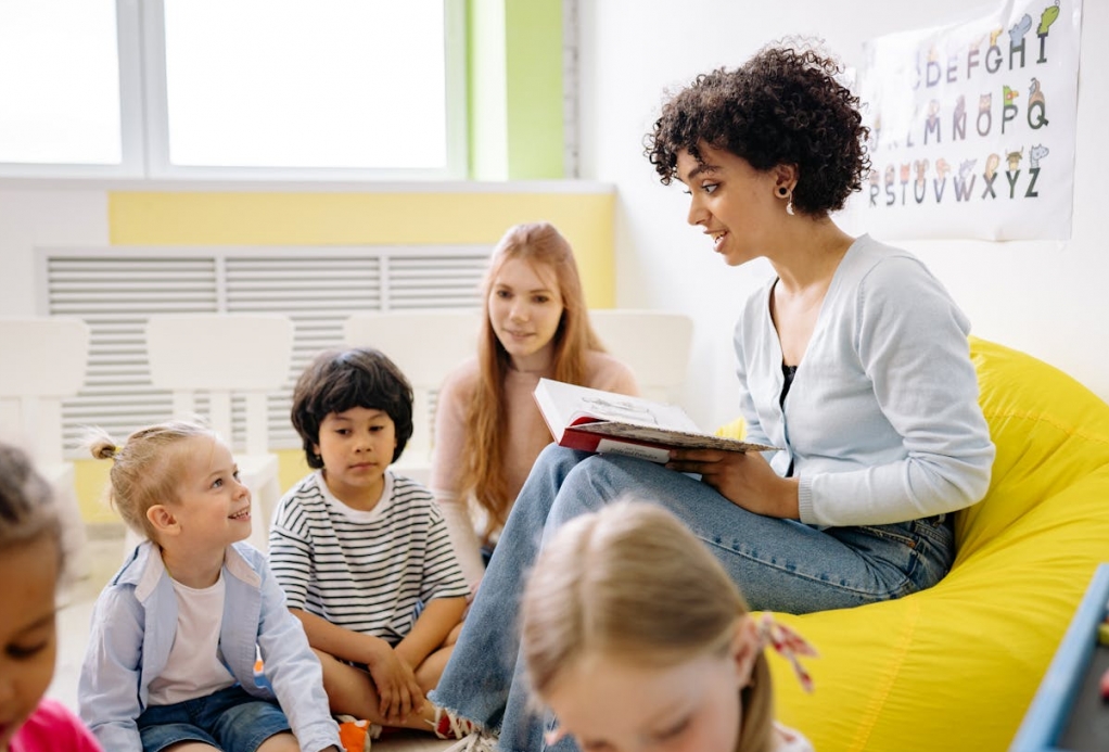 Edukacyjne spotkania z maskotką śląskiej policji w placówkach oświatowych w Chorzowie