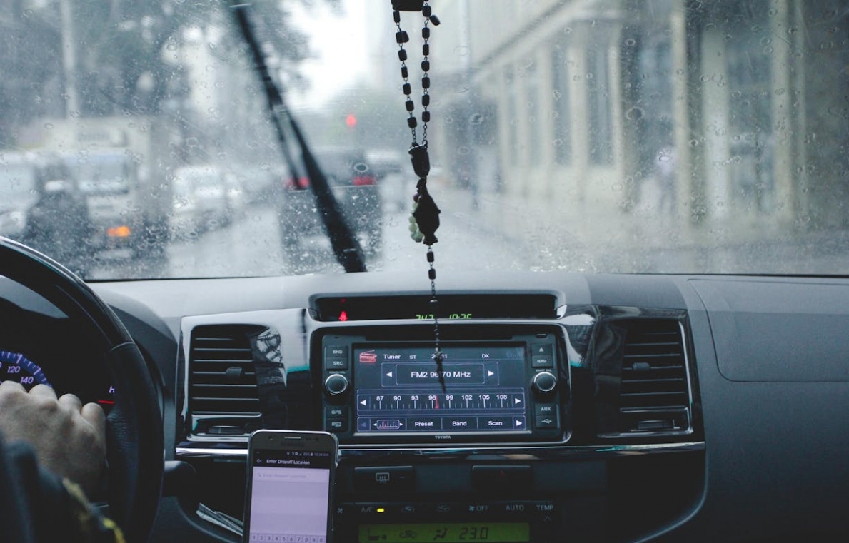 Kampania "Łapki" zmierza do zwiększenia bezpieczeństwa na drogach poprzez eliminowanie korzystania z telefonu podczas jazdy