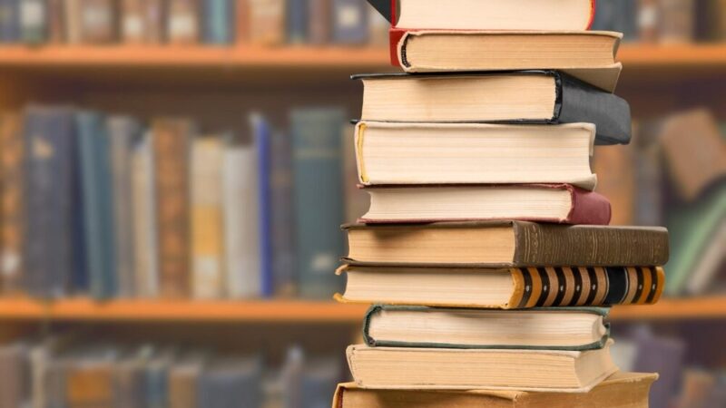 Emocjonalna podróż w „Obiektach głębokiego nieba” Jakuba Małeckiego