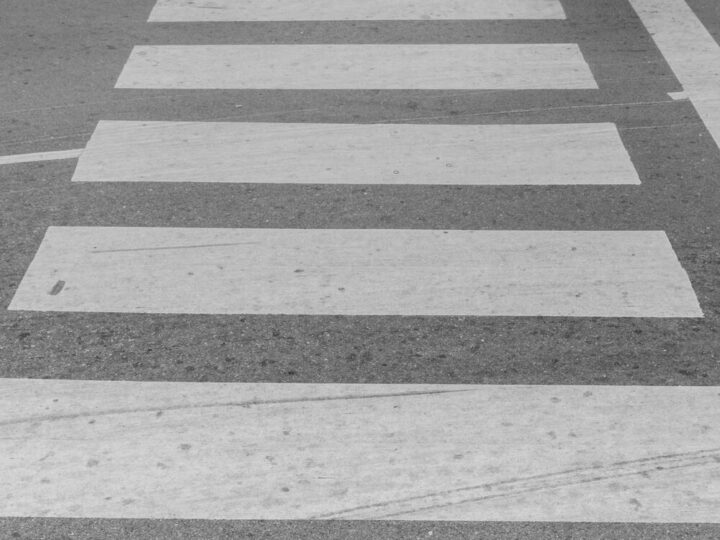 Jesienne niebezpieczeństwa na drogach: mgła i zmrok a wypadki drogowe