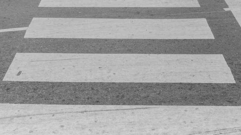 Jesienne niebezpieczeństwa na drogach: mgła i zmrok a wypadki drogowe