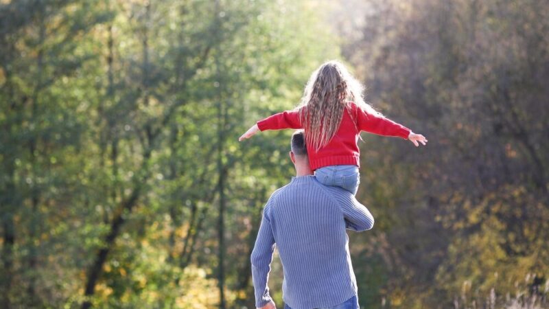 Mężczyźni w akcji: twórz świąteczne ozdoby z rodziną!