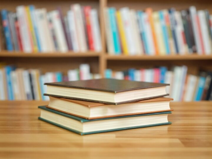 Mężczyzna w bibliotece: odkryj tajniki pielęgnacji i relaksu u barbera