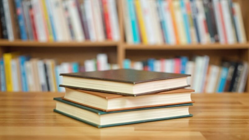 Mężczyzna w bibliotece: odkryj tajniki pielęgnacji i relaksu u barbera