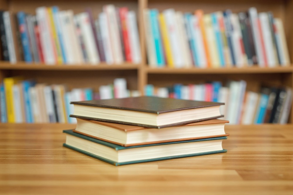 Mężczyzna w bibliotece: odkryj tajniki pielęgnacji i relaksu u barbera