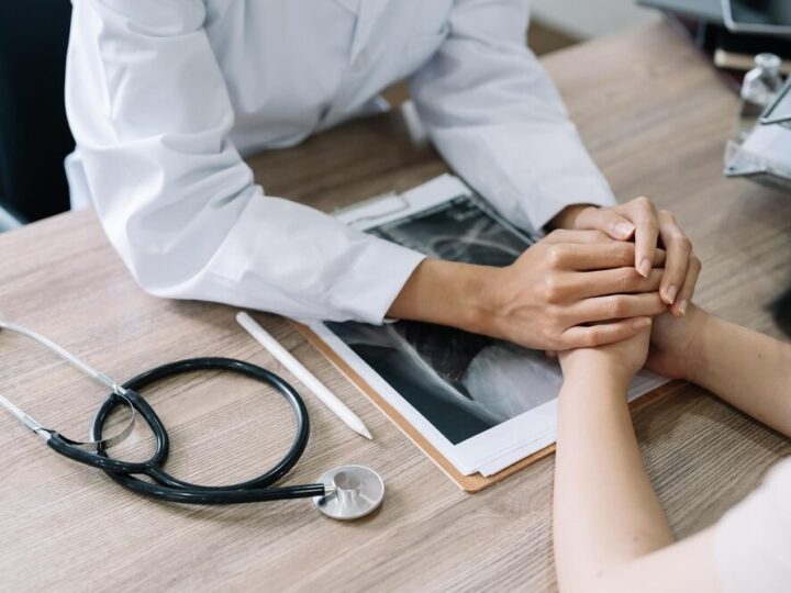 Policja w Chorzowie edukuje seniorów o zagrożeniach i oszustwach