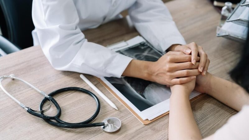 Policja w Chorzowie edukuje seniorów o zagrożeniach i oszustwach