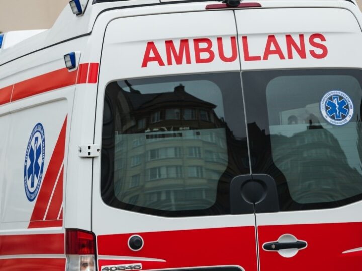 Policjantka ratuje zagubionego seniora w piżamie podczas deszczowego poranka