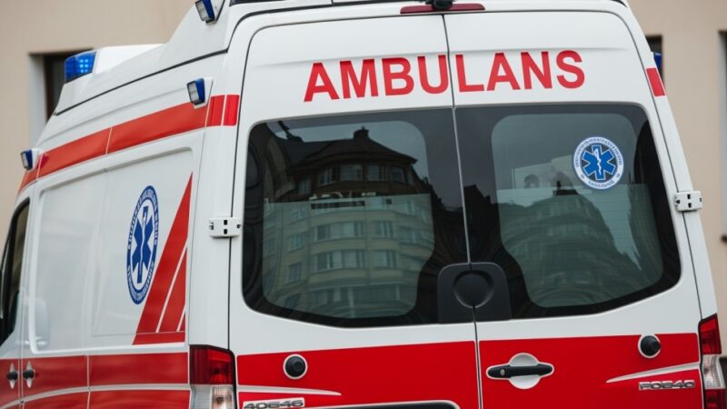 Policjantka ratuje zagubionego seniora w piżamie podczas deszczowego poranka