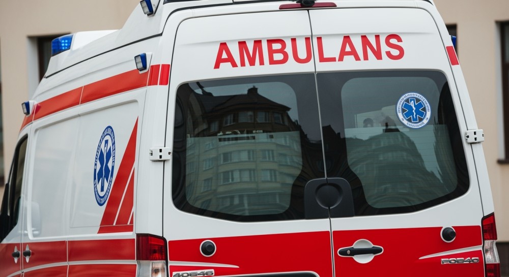 Policjantka ratuje zagubionego seniora w piżamie podczas deszczowego poranka