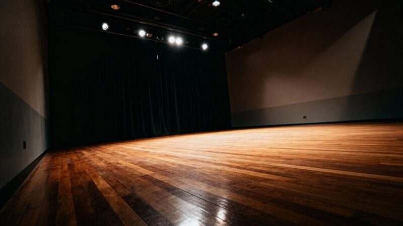 Złota jesień z teatrem: wygraj bilety na spektakl!