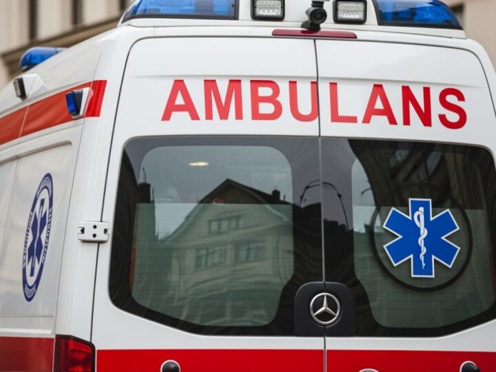 Strażacy ratują uwięzionego pracownika po zawaleniu konstrukcji w KWK Budryk