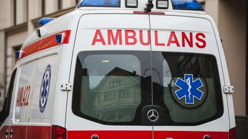 Strażacy ratują uwięzionego pracownika po zawaleniu konstrukcji w KWK Budryk