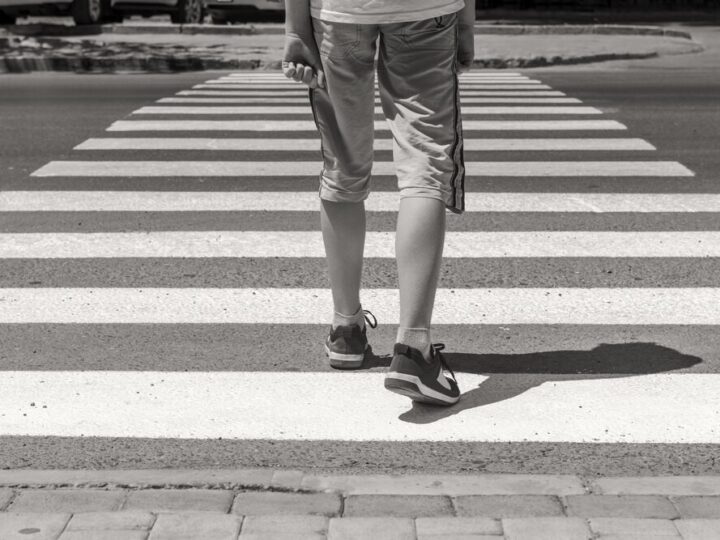 Bezpieczni na drodze: Żywiec promuje noszenie odblasków dla pieszych