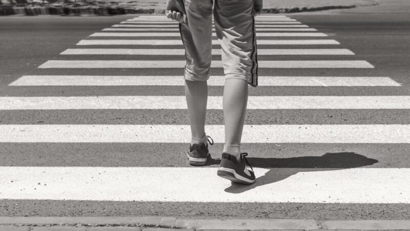 Bezpieczni na drodze: Żywiec promuje noszenie odblasków dla pieszych