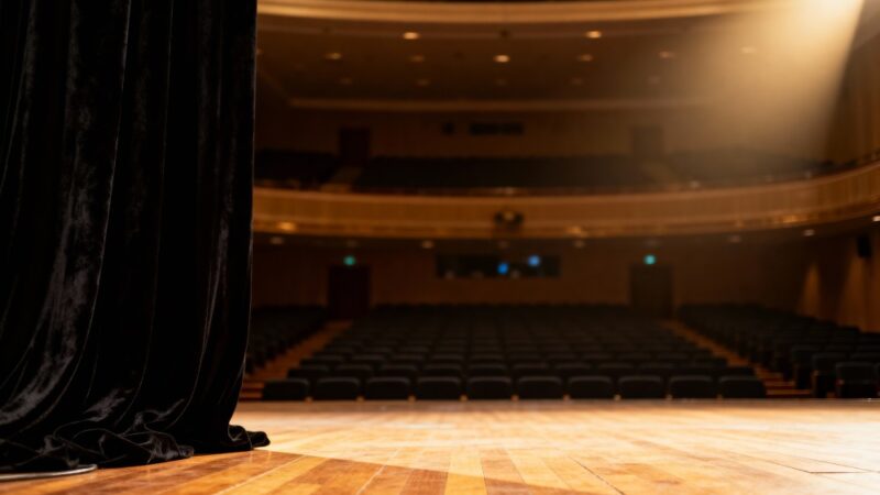 Przyjdź na wieczór pełen śmiechu w teatrze!