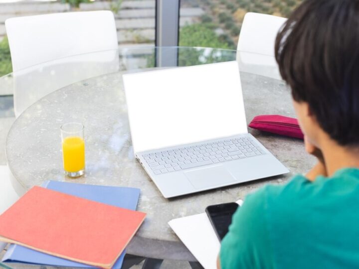 Młodzi przedsiębiorcy z Siemianowic prezentują innowacyjne pomysły na biznes w konkursie „Firma na Start