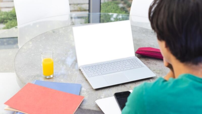 Młodzi przedsiębiorcy z Siemianowic prezentują innowacyjne pomysły na biznes w konkursie „Firma na Start