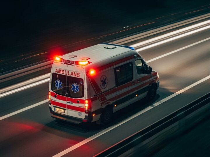 Policjanci z Chorzowa uratowali mieszkańców z płonącego budynku, prezydent docenia ich odwagę