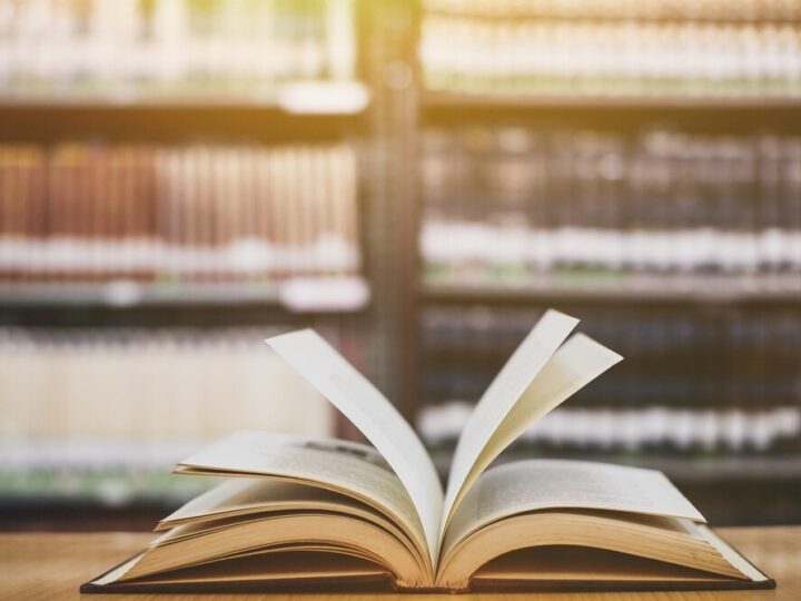 Świąteczne inspiracje w bibliotece: choinka, misie i twórcze kartki!