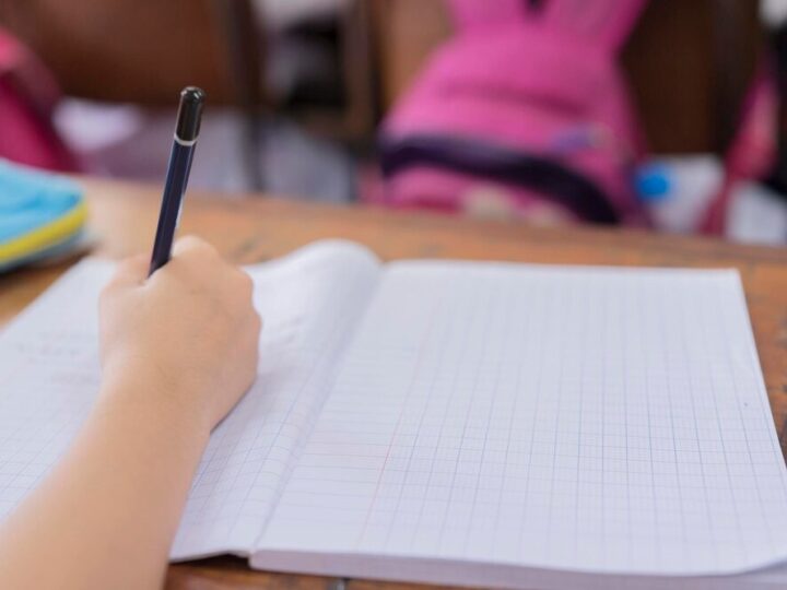 Uczniowie odkrywają choinkowe tradycje na świątecznych warsztatach w bibliotece