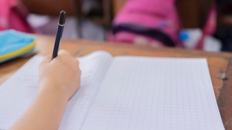 Uczniowie odkrywają choinkowe tradycje na świątecznych warsztatach w bibliotece