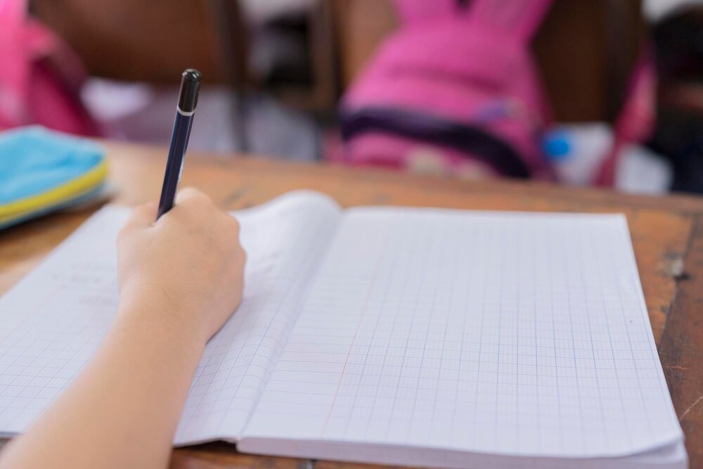 Uczniowie odkrywają choinkowe tradycje na świątecznych warsztatach w bibliotece