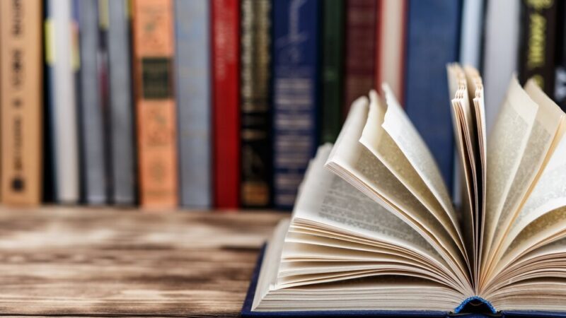 Mężczyźni w bibliotece: Jak zdrowo żyć bez frustracji?