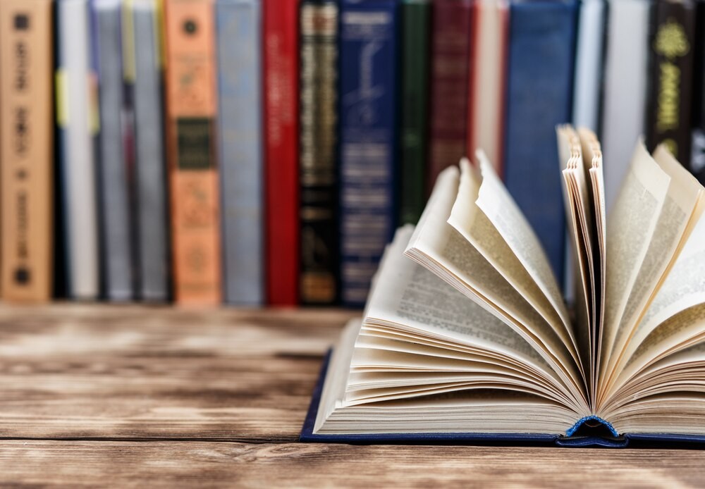 Mężczyźni w bibliotece: Jak zdrowo żyć bez frustracji?