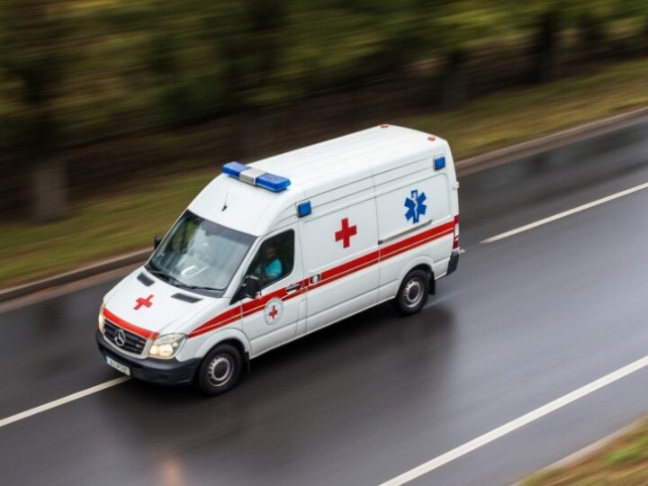 Kierowca wpadł w pułapkę na zamarzniętym jeziorze – dramatyczne chwile na lodzie