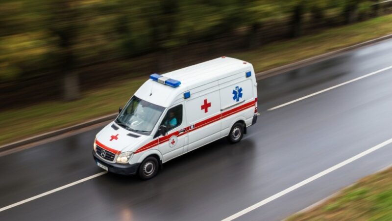 Kierowca wpadł w pułapkę na zamarzniętym jeziorze – dramatyczne chwile na lodzie