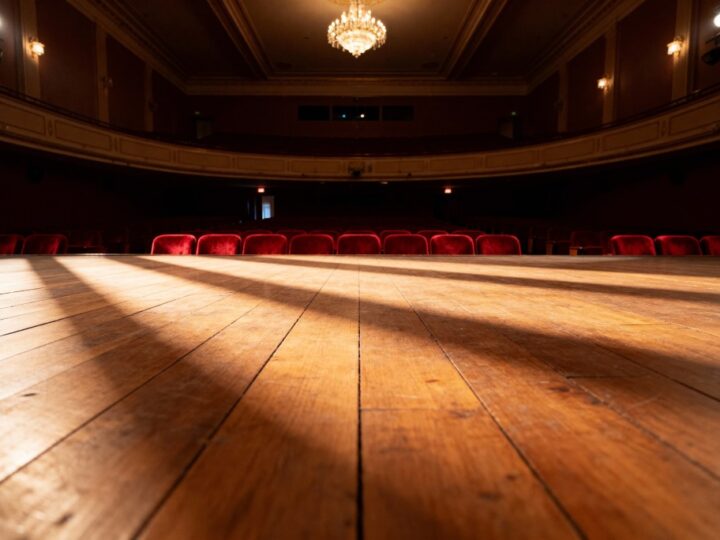 Zniżki dla seniorów na spektakl „Pięć razy miłość” w Sosnowcu!