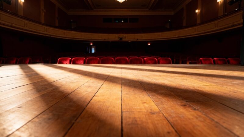 Zniżki dla seniorów na spektakl „Pięć razy miłość” w Sosnowcu!