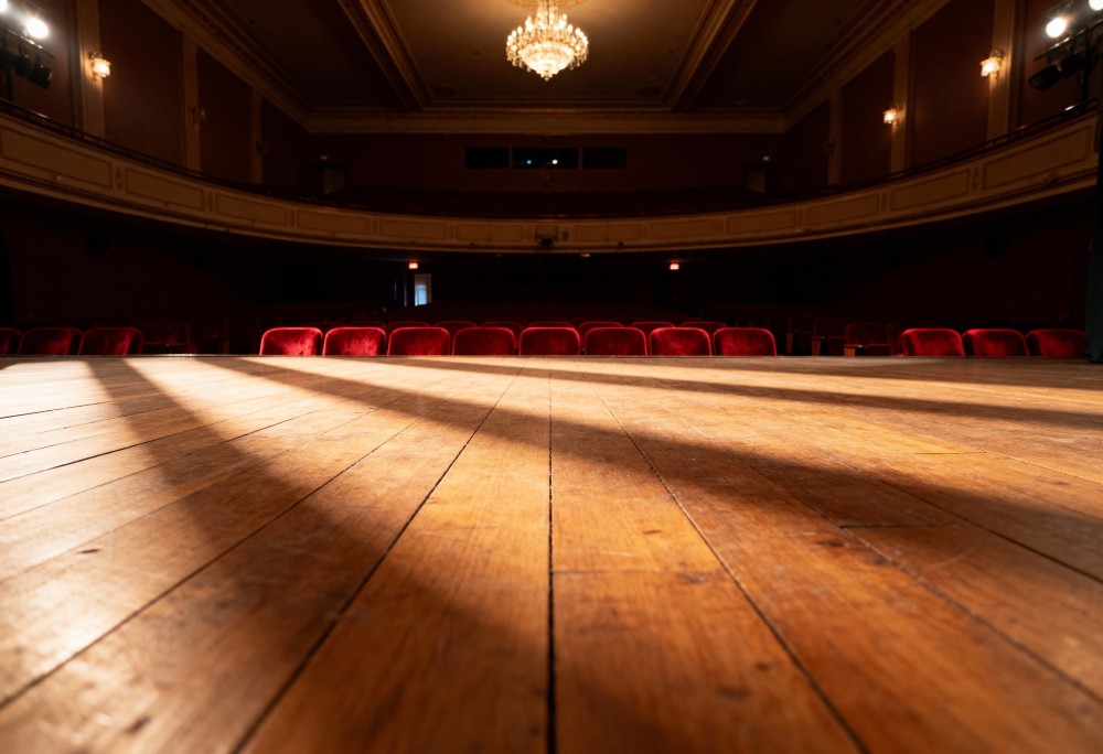 Zniżki dla seniorów na spektakl „Pięć razy miłość” w Sosnowcu!